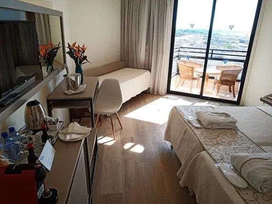 Deluxe Tek Büyük veya İki Ayrı Yataklı Oda, Kısmi Deniz Manzaralı
