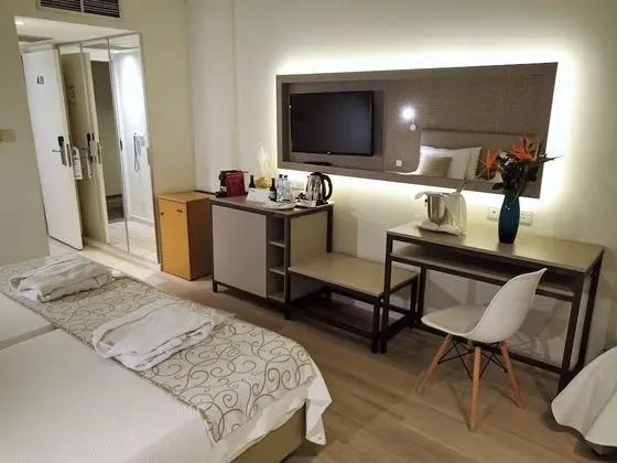 Deluxe Tek Büyük veya İki Ayrı Yataklı Oda, Kısmi Deniz Manzaralı
