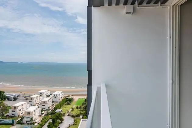 1-Bedroom Deluxe Apartment with Partial Sea View