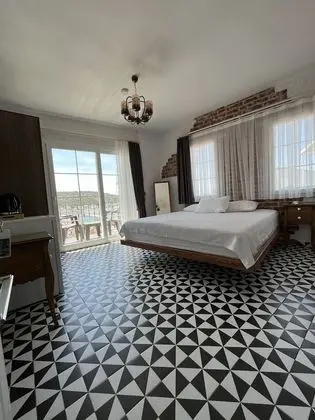 Deluxe Tek Büyük Yataklı Oda, Balkon, Marina Manzaralı