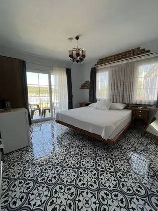 Deluxe Tek Büyük Yataklı Oda, Balkon, Marina Manzaralı
