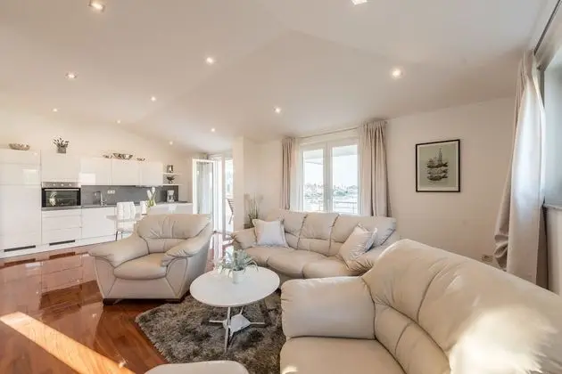 Luxury Apart Daire, Deniz Manzaralı