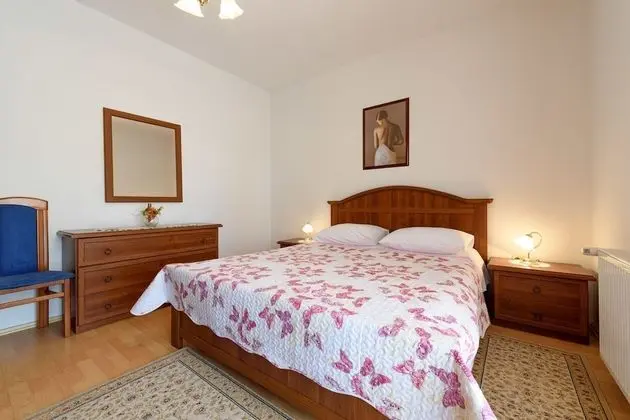 Ev (VesnaD - 25 m from beach - H(4+1))