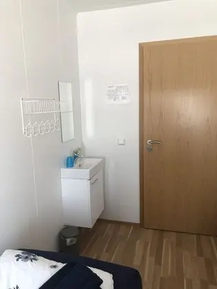 İki Ayrı Yataklı Oda, Ortak Banyo