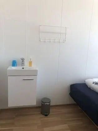 İki Ayrı Yataklı Oda, Ortak Banyo