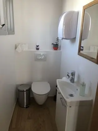 İki Ayrı Yataklı Oda, Ortak Banyo
