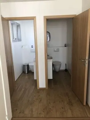 İki Ayrı Yataklı Oda, Ortak Banyo