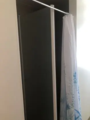 İki Ayrı Yataklı Oda, Ortak Banyo