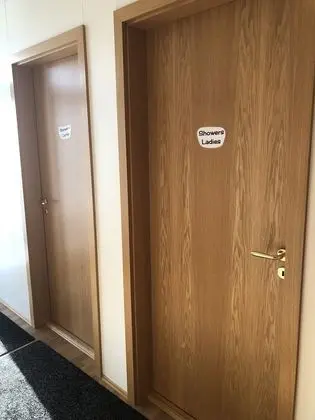 İki Ayrı Yataklı Oda, Ortak Banyo