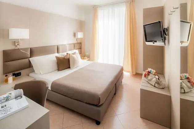 Superior Tek Büyük veya İki Ayrı Yataklı Oda, Balkon, Kısmi Deniz Manzaralı