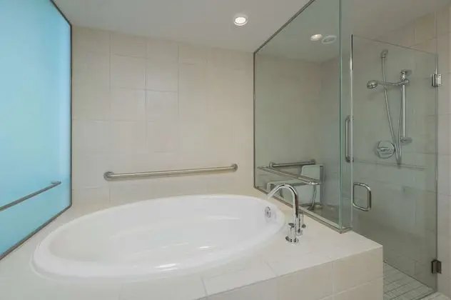 Oda, 1 En Büyük (King) Boy Yatak, Engellilere Uygun (Roll-In Shower)