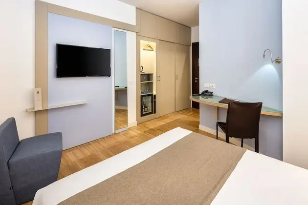 Tek Büyük Yataklı Oda (Premiere)