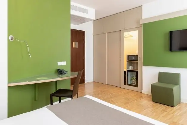 Tek Büyük Yataklı Oda (Premiere)