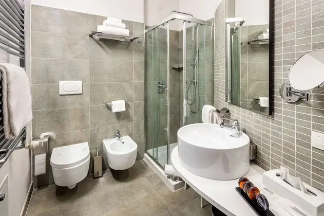 Tek Büyük Yataklı Oda (Premiere)