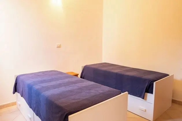 Standard Ev, Birden Çok Yatak, 2 Banyolu, Bahçeli (Villa Victoria 1.5 Km From The Beach)