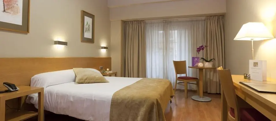 City Tek Büyük Yataklı Oda