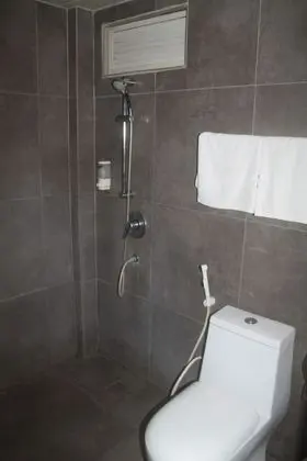 Standard Oda, 1 Büyük (Queen) Boy Yatak (No Garage)