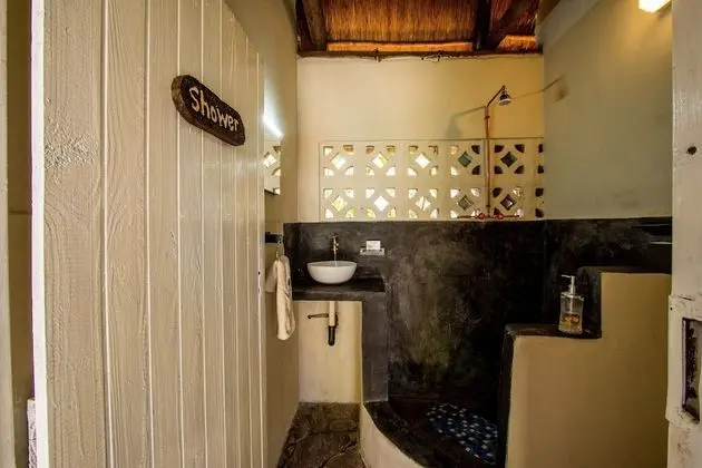 İki Ayrı Yataklı Oda, Ortak Banyo