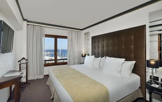 Red Level Junior Suite Sea and Cathedral View