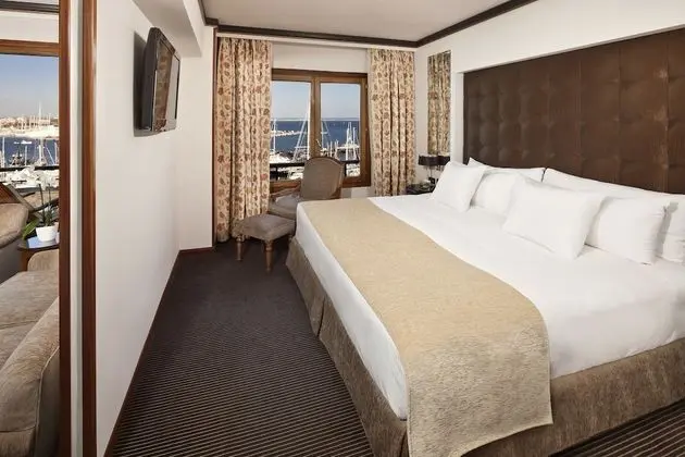 Red Level Junior Suite Sea and Cathedral View