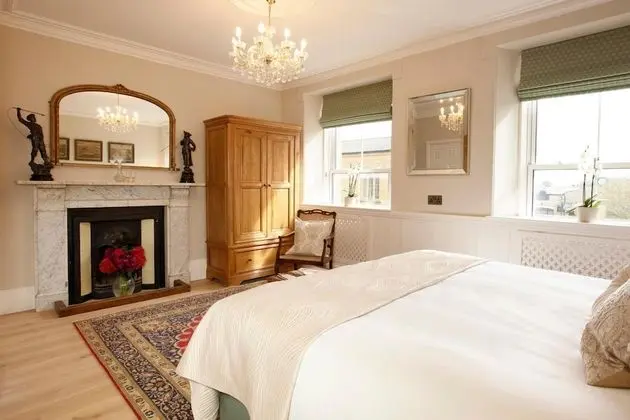 Superior Super King, bath in bedroom (Room 3)