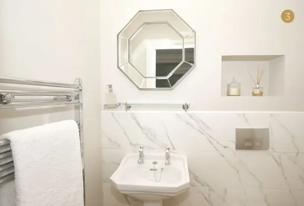 Superior Super King, bath in bedroom (Room 3)