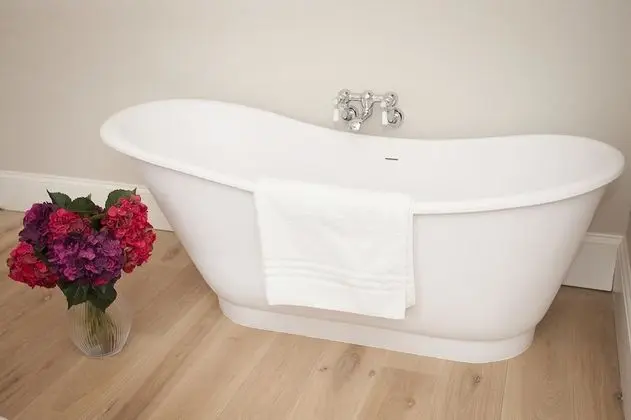 Superior Super King, bath in bedroom (Room 3)