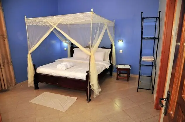 The rounded guest house and Safari