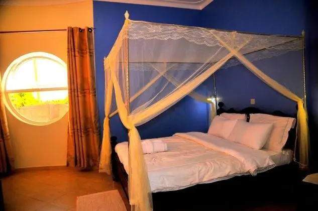 The rounded guest house and Safari