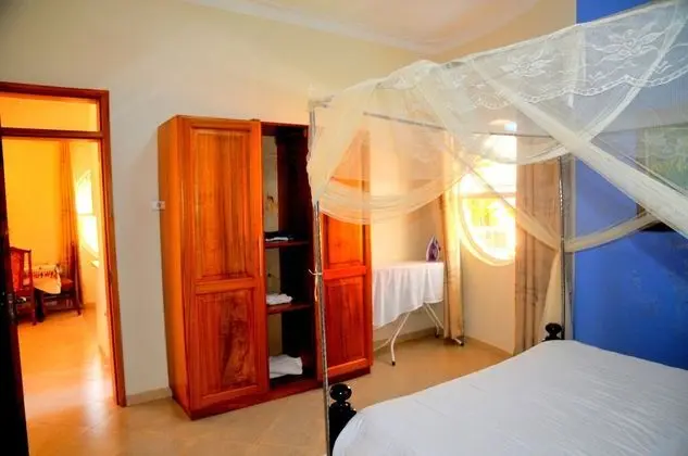 The rounded guest house and Safari
