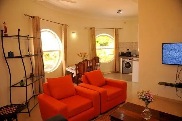 The rounded guest house and Safari