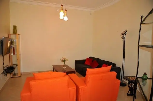The rounded guest house and Safari