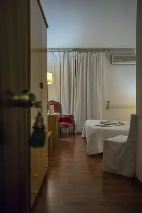 Büyük Yataklı Tek Kişilik Oda