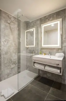 Üç Kişilik Oda, Şehir Manzaralı