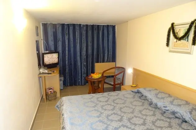 Ground floor Room (With Window)
