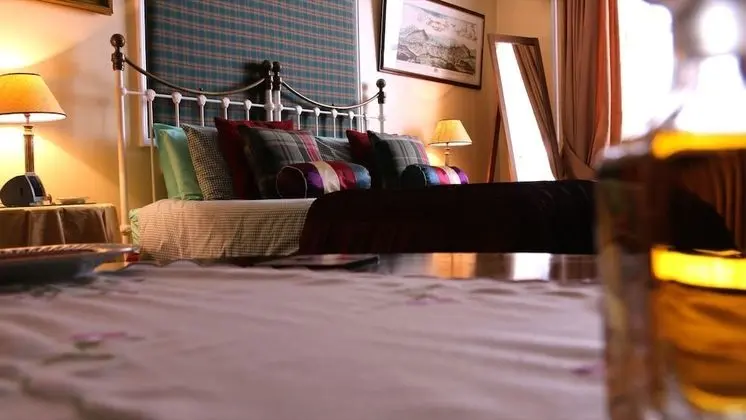 Traditional Tek Büyük Yataklı Oda, Banyolu/Duşlu, Bahçe Manzaralı (Caledonian Room)