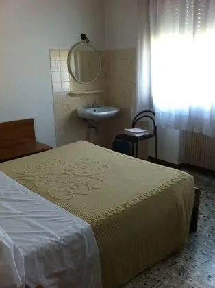 Tek Büyük veya İki Ayrı Yataklı Oda, Ortak Banyo