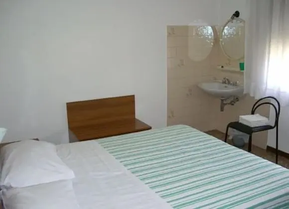 Tek Büyük veya İki Ayrı Yataklı Oda, Ortak Banyo