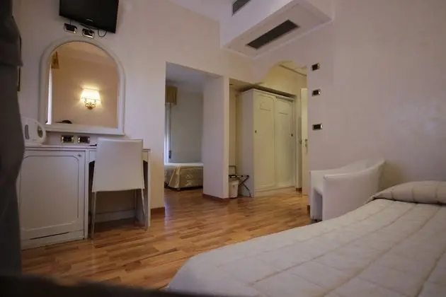 Üç Kişilik Oda