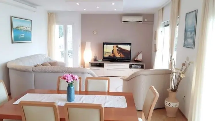Apart Daire (The View - close to the beach & parki)