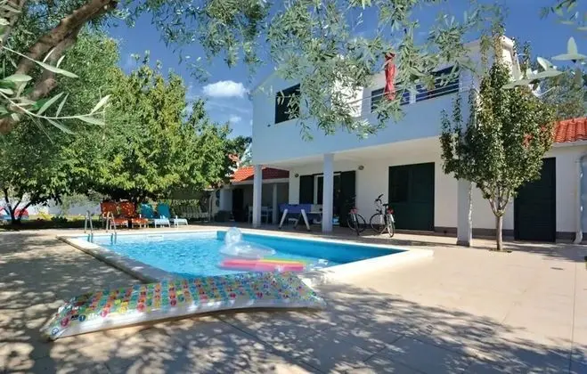 Ev (Viki - with heated pool - H(6+1))