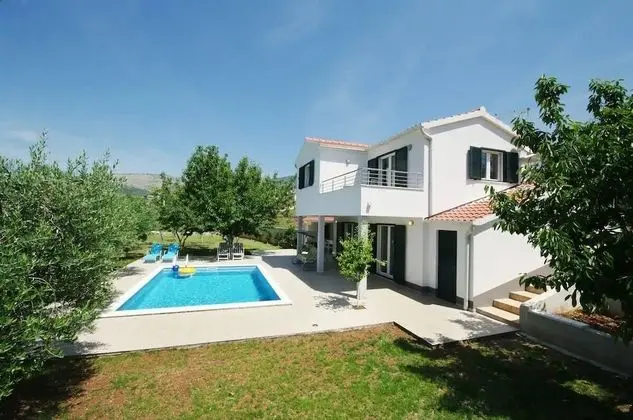 Ev (Viki - with heated pool - H(6+1))