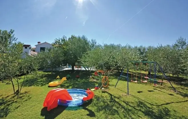 Ev (Viki - with heated pool - H(6+1))