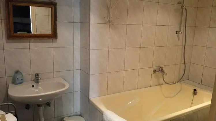 Üç Kişilik Oda