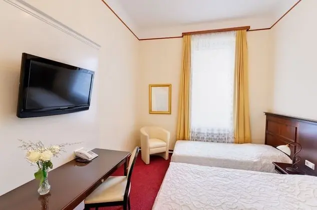 Üç Kişilik Oda
