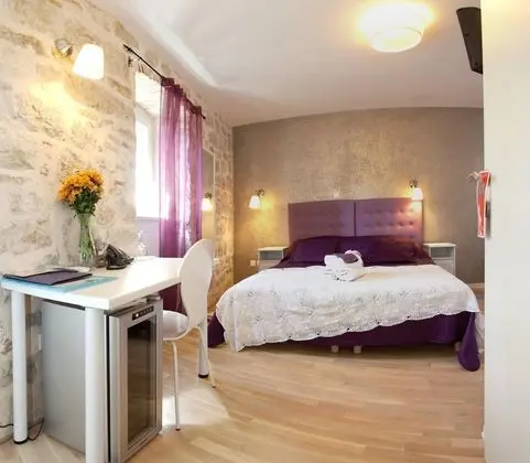 Deluxe Tek Büyük veya İki Ayrı Yataklı Oda (Lavander)