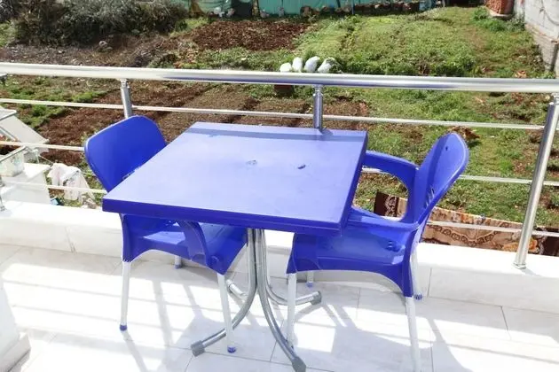 Üç Kişilik Oda, Balkon