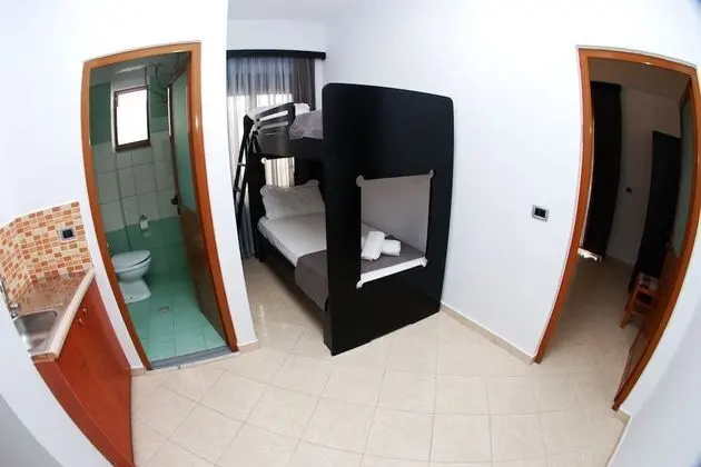 Dört Kişilik Oda, Deniz Manzaralı