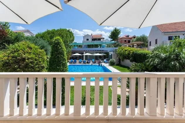 Stüdyo, Havuz Manzaralı