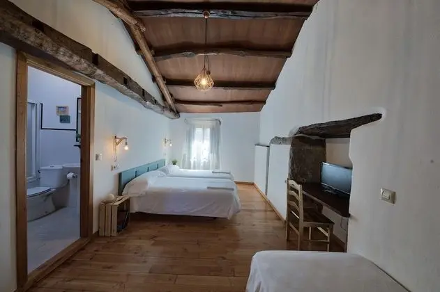 Tek Büyük Yataklı Oda, 2 Tek Kişilik Yatak (2. Triacastela)